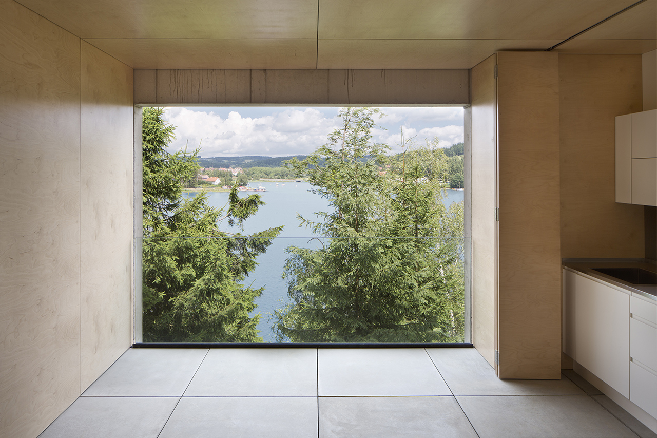 Výhľad na jazero z nižšieho podlažia