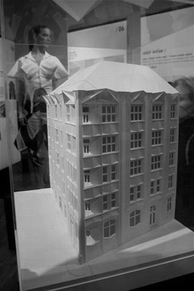 Chocholův dům - model a kubistka v pozadí