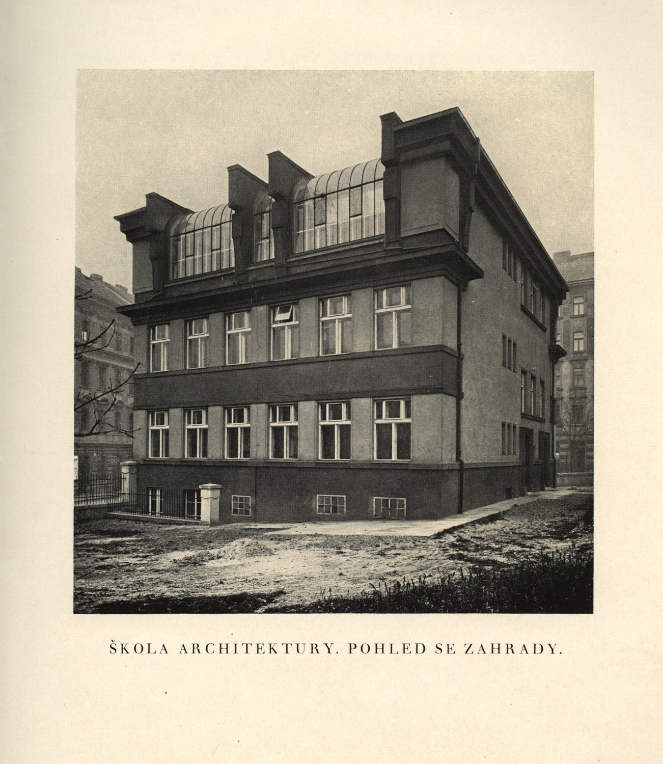 Škola architektúry - pohľad zo záhrady