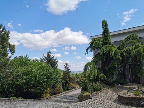 Park Villa Jura vo Svätom Juri pri Bratislave - krajinársky projekt, priehľad na mesto Nitra