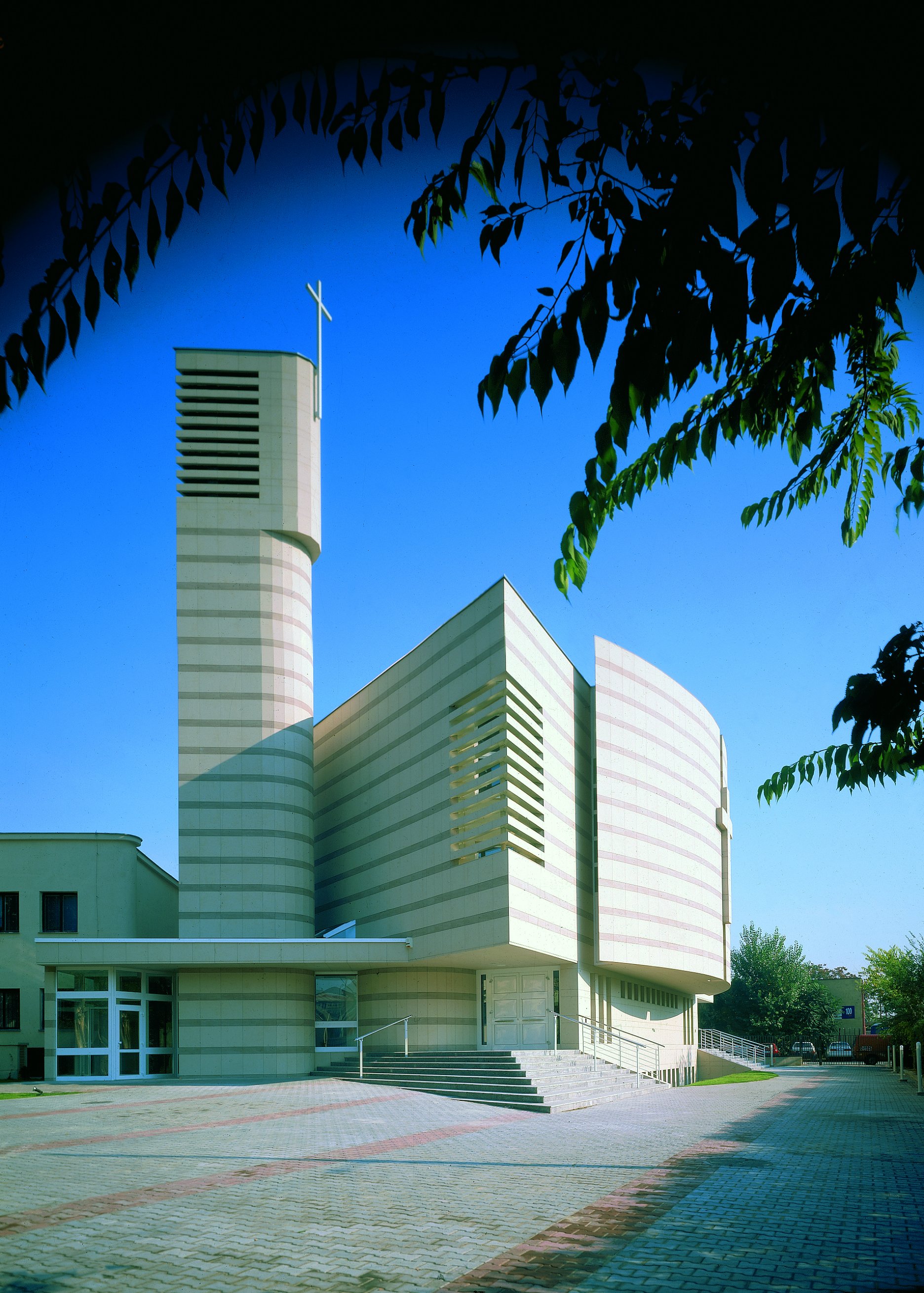 Farský kostol Panny Márie Pomocnice kresťanov (Miletička, saleziáni), Bratislava (1995 -1997)