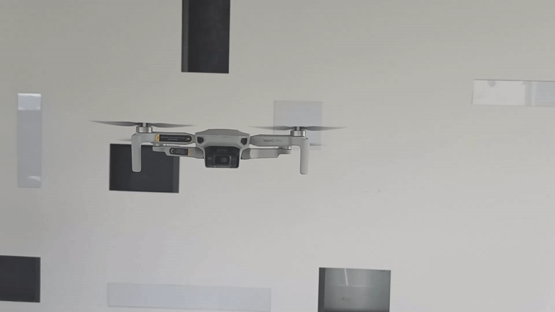 Kompaktné rozmery predurčujú dron aj na lietanie v interiéri.