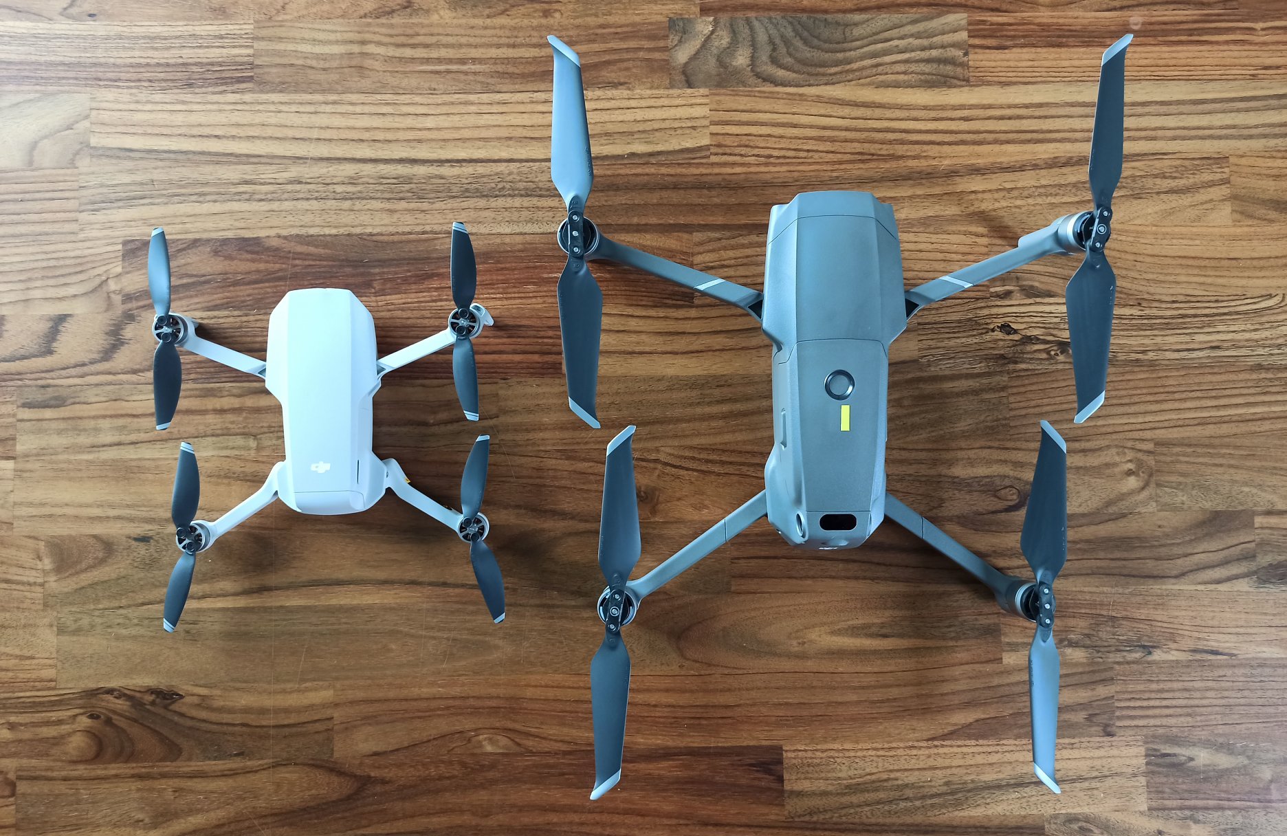 Porovnanie veľkostí testovaného dronu Mavic Mini a jeho dospelejšieho (však stále kompaktného)  Mavic Pro 2