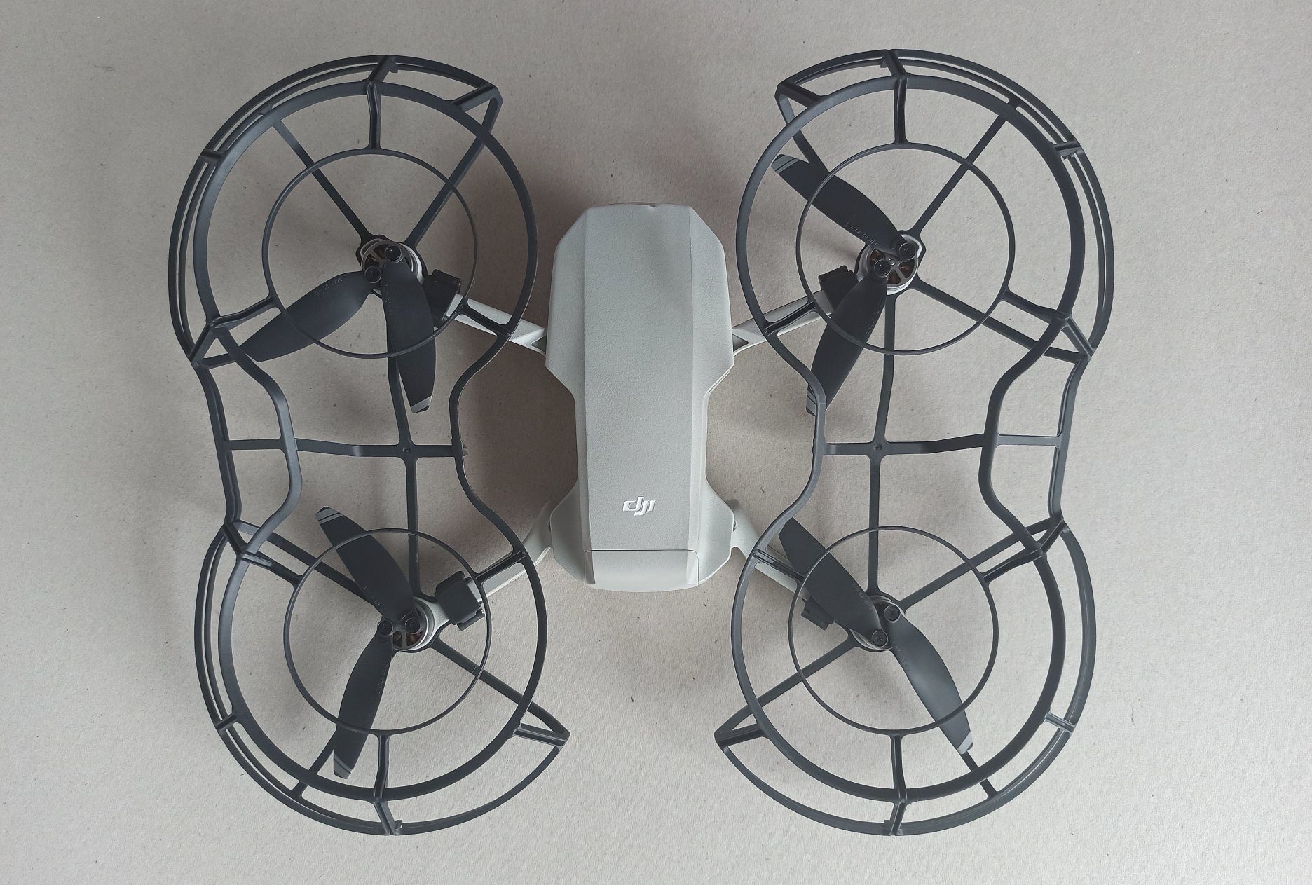 Ochranné koše značne zväčšia rozmery dronu. Výhodou je však ich jednoduché nasadenie, ktoré nevyžaduje demontáž vrtuľových listov.