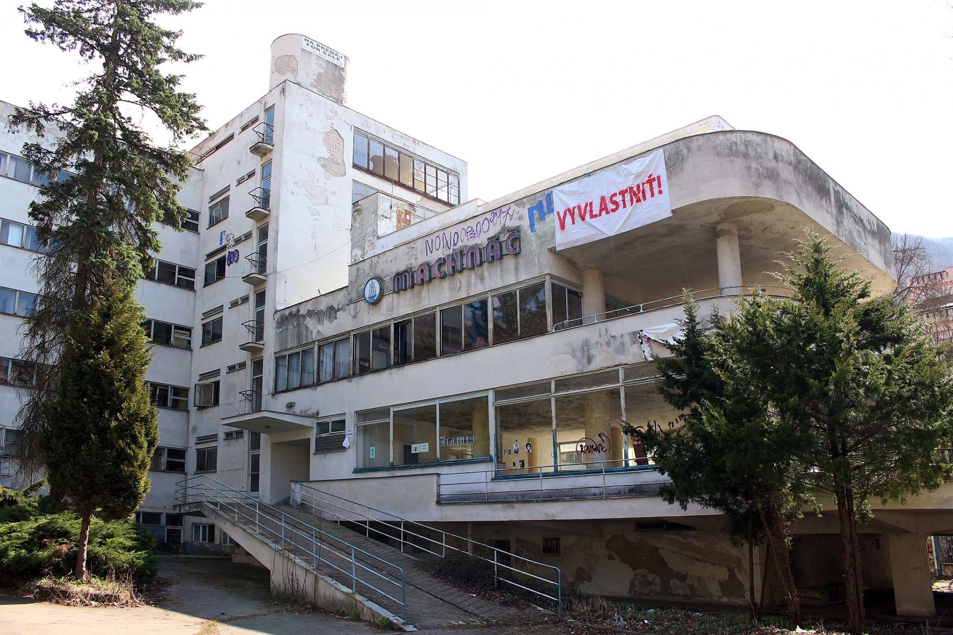 Nástupné priečelie LD Machnáč z ulice Ľudovíta Štúra