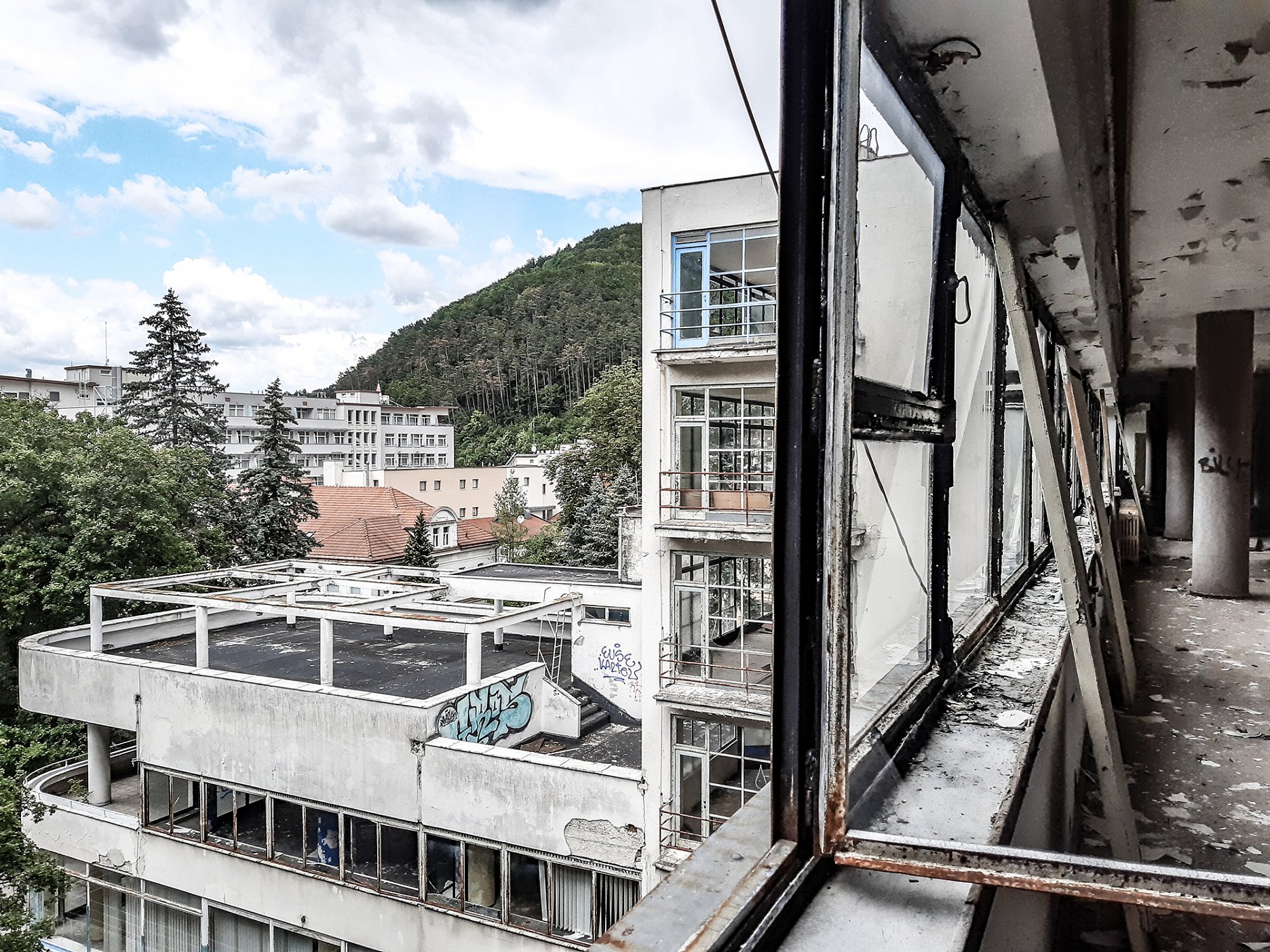  Zdevastovaný interiér