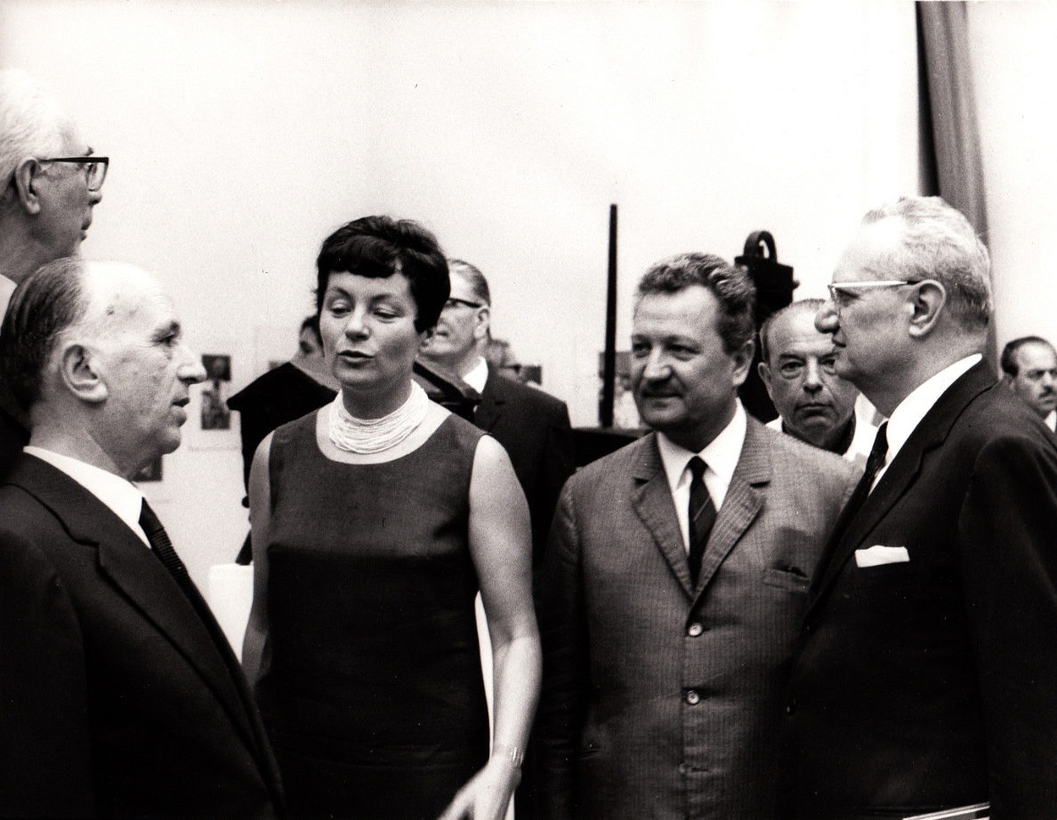 Karol Vaculík a Ľudmila Peterajová na výstave Generácia 1909. Svedomie doby. 1963.