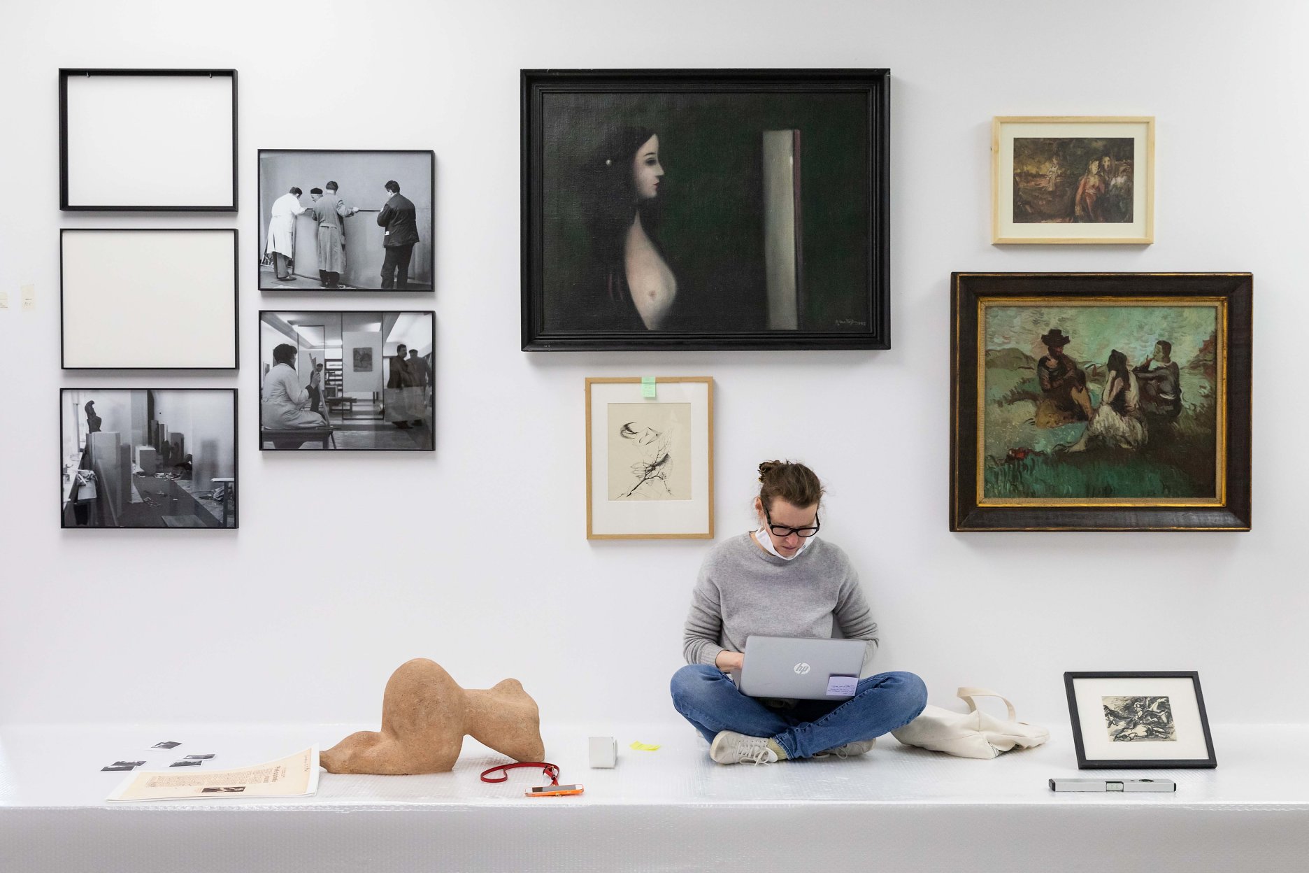 Inštalácia výstavy (Alexandra Kusá – kurátorka výstavy). 