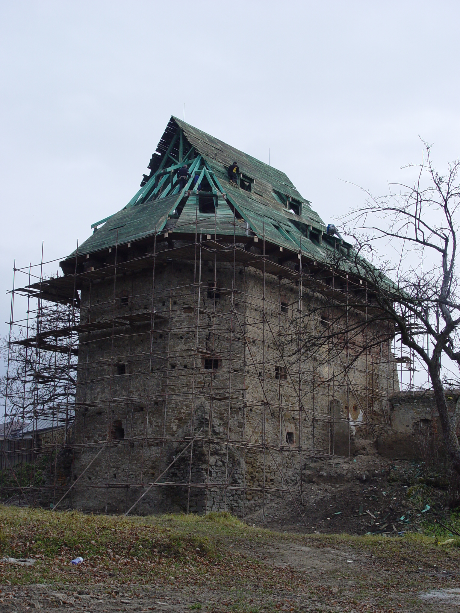 Pohľad z hradobnej priekopy - stav počas obnovy strechy