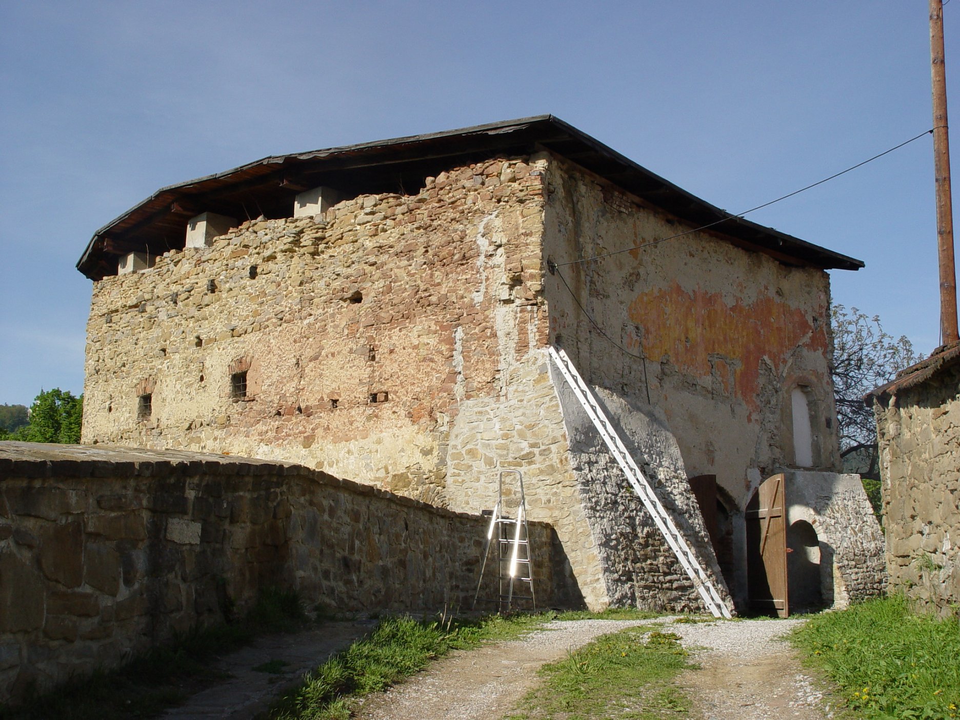 Pohľad z hradobnej uličky - stav pred obnovou