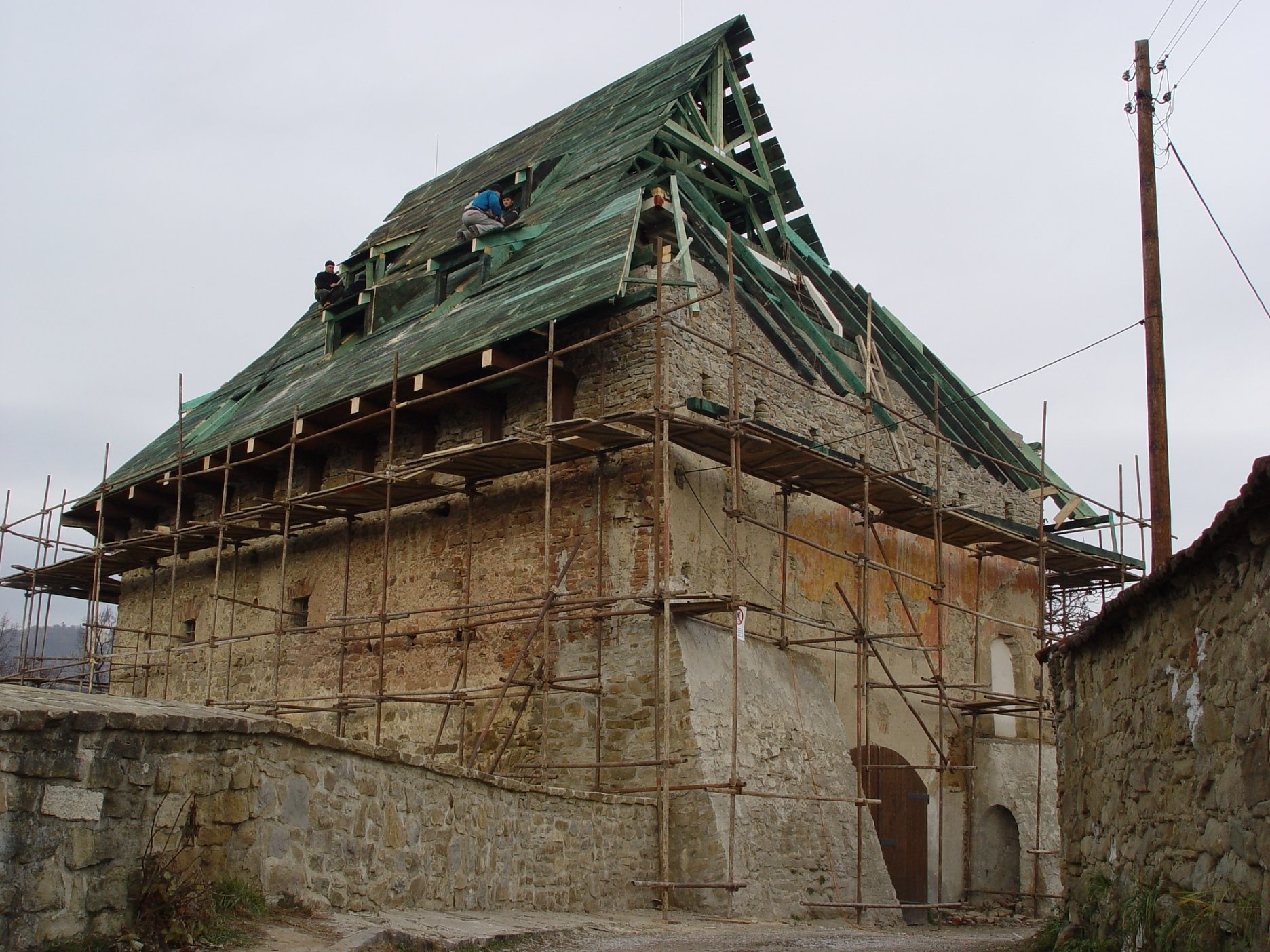 Pohľad z hradobnej uličky - stav počas obnovy strechy