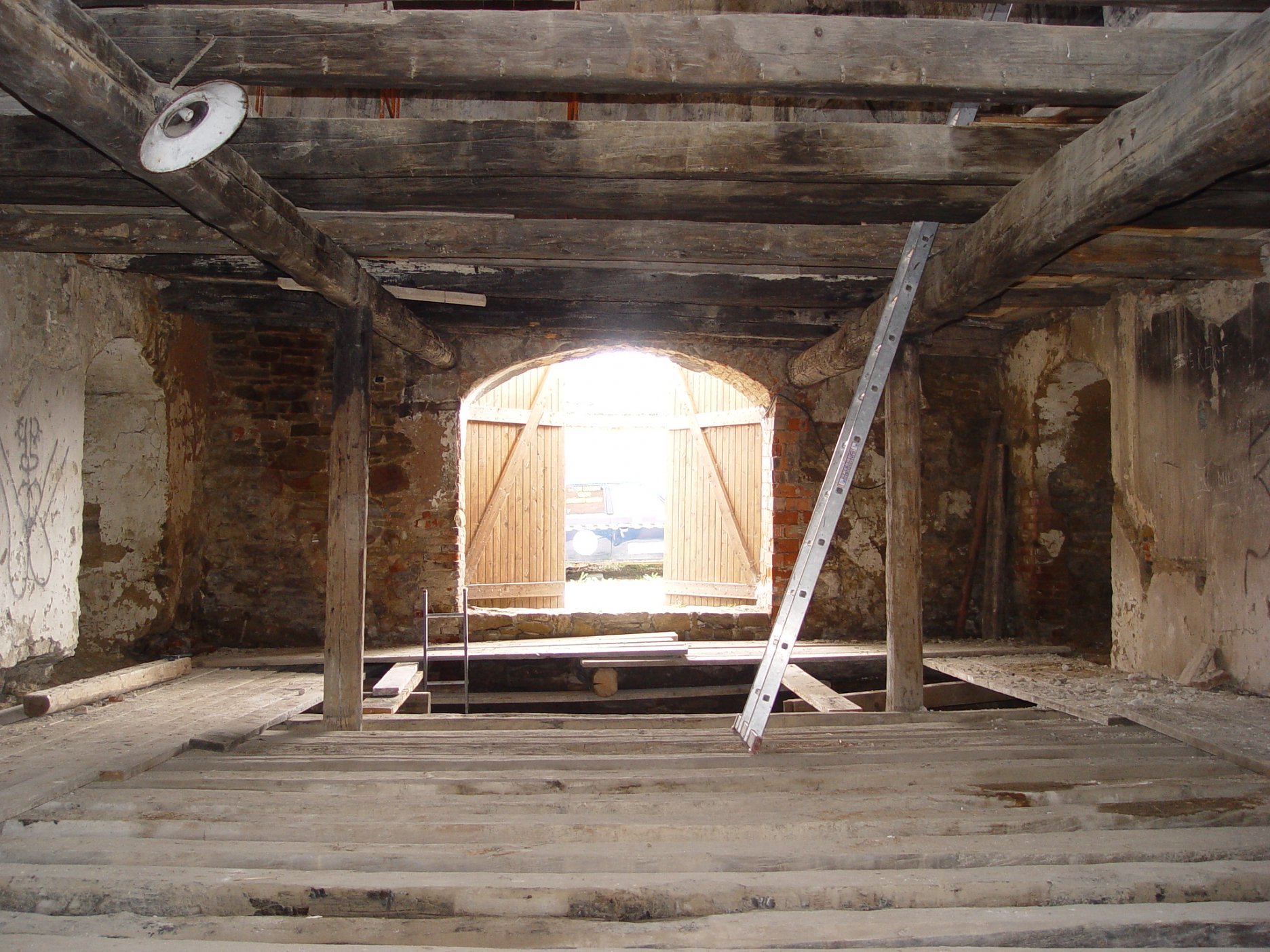 Pohľad z interiéru bašty do hradobnej uličky - stav pred obnovou, stopy po vyhorení