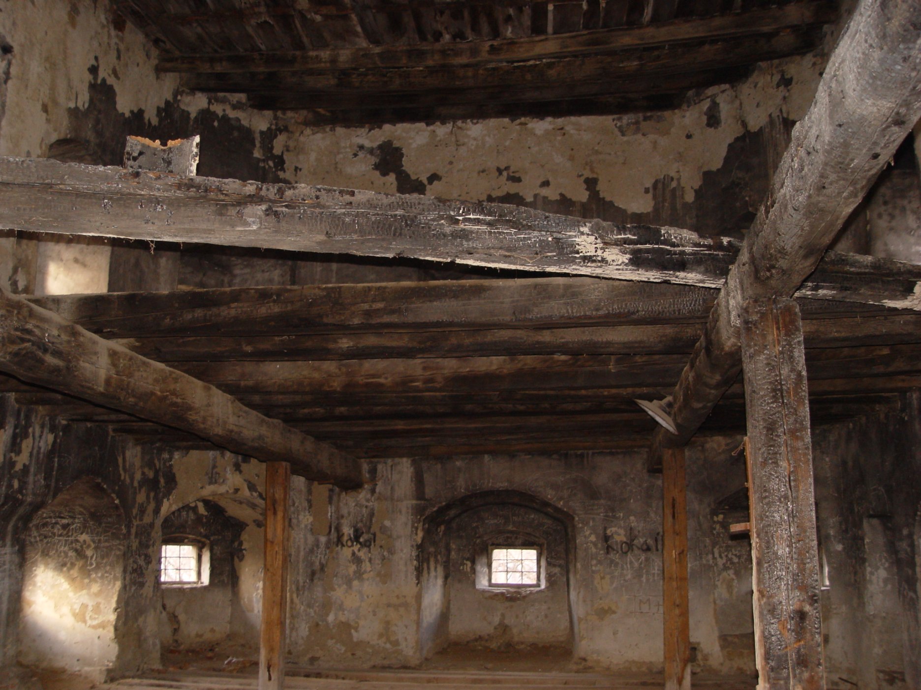 Interiér prízemie bašty po vyhorení, s chýbajúcimi stropnými konštruckiami - stav pred obnovou, stopy po vyhorení