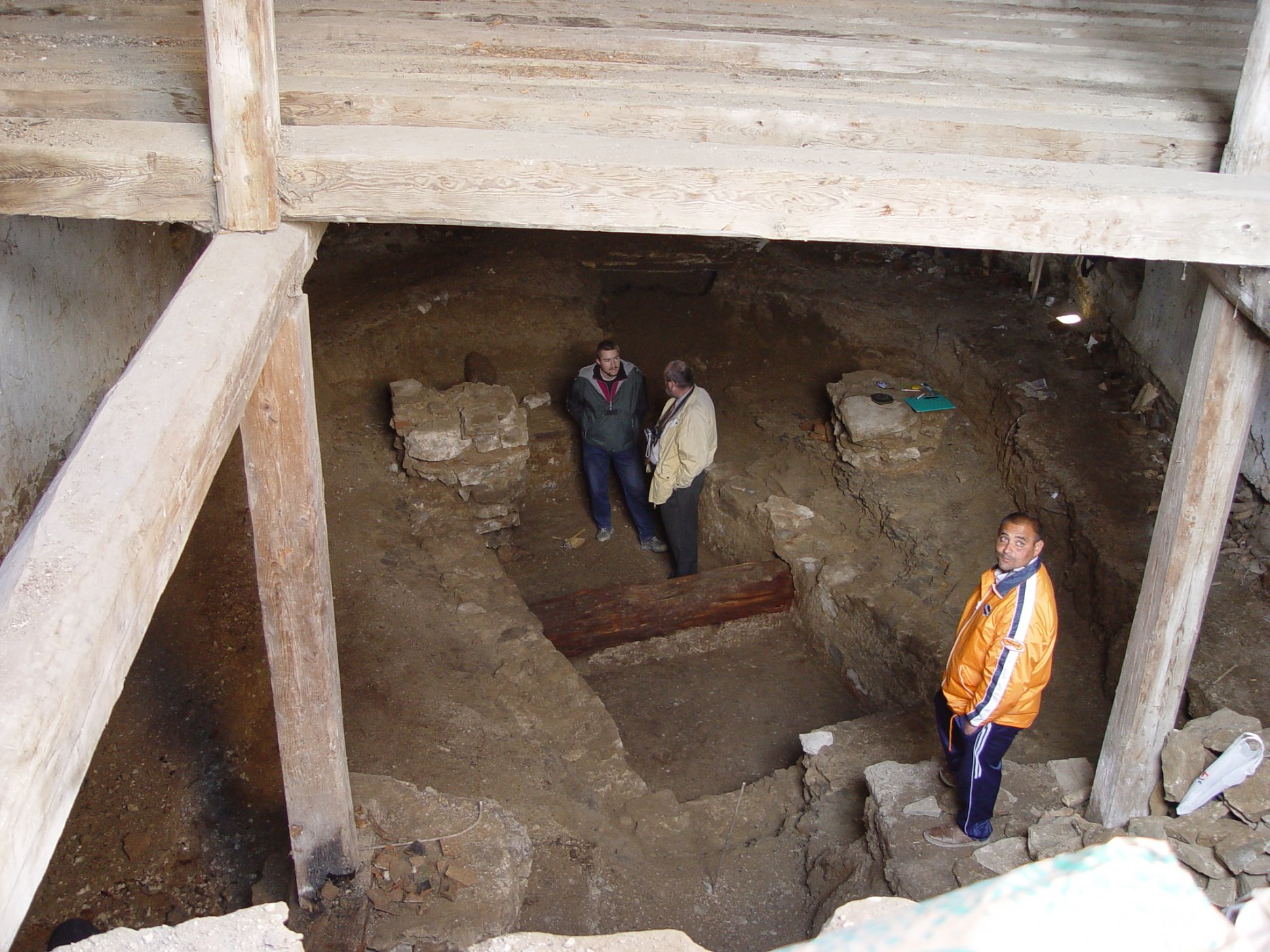 Archeologický nález v suteréne, súvisiaci s mladšou prestavbou bašty na konský mlyn 