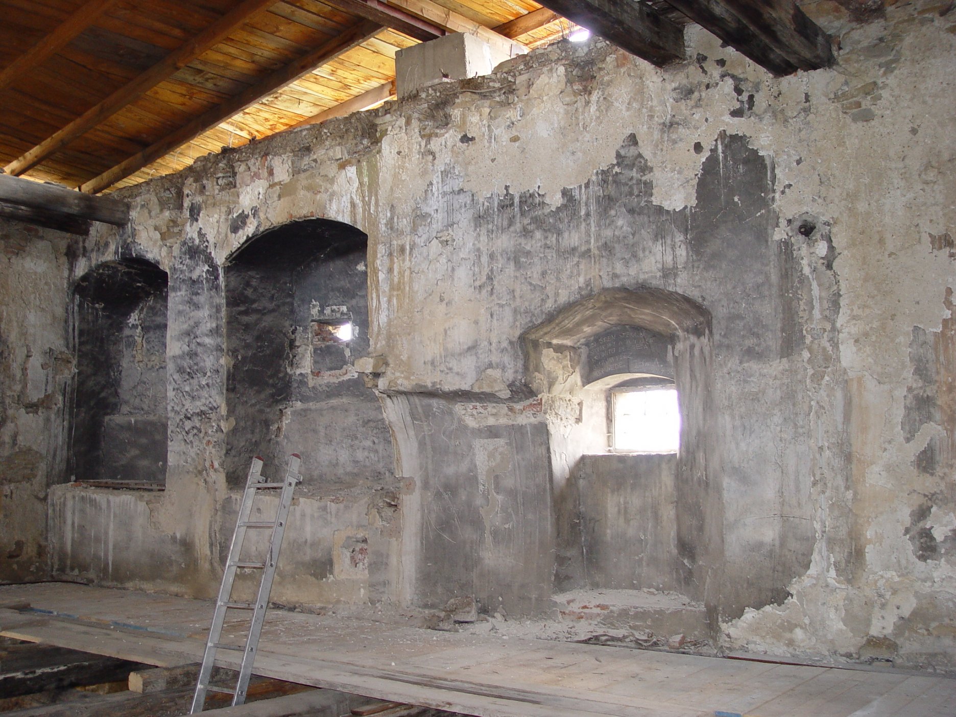 Detail historického vrstvenia (zvýšená podlaha) – sekundárne pristavené zaklenuté niky  so strieľňami v mieste staršieho dreveného podsebitia - pôvodný stav pred obnovou
