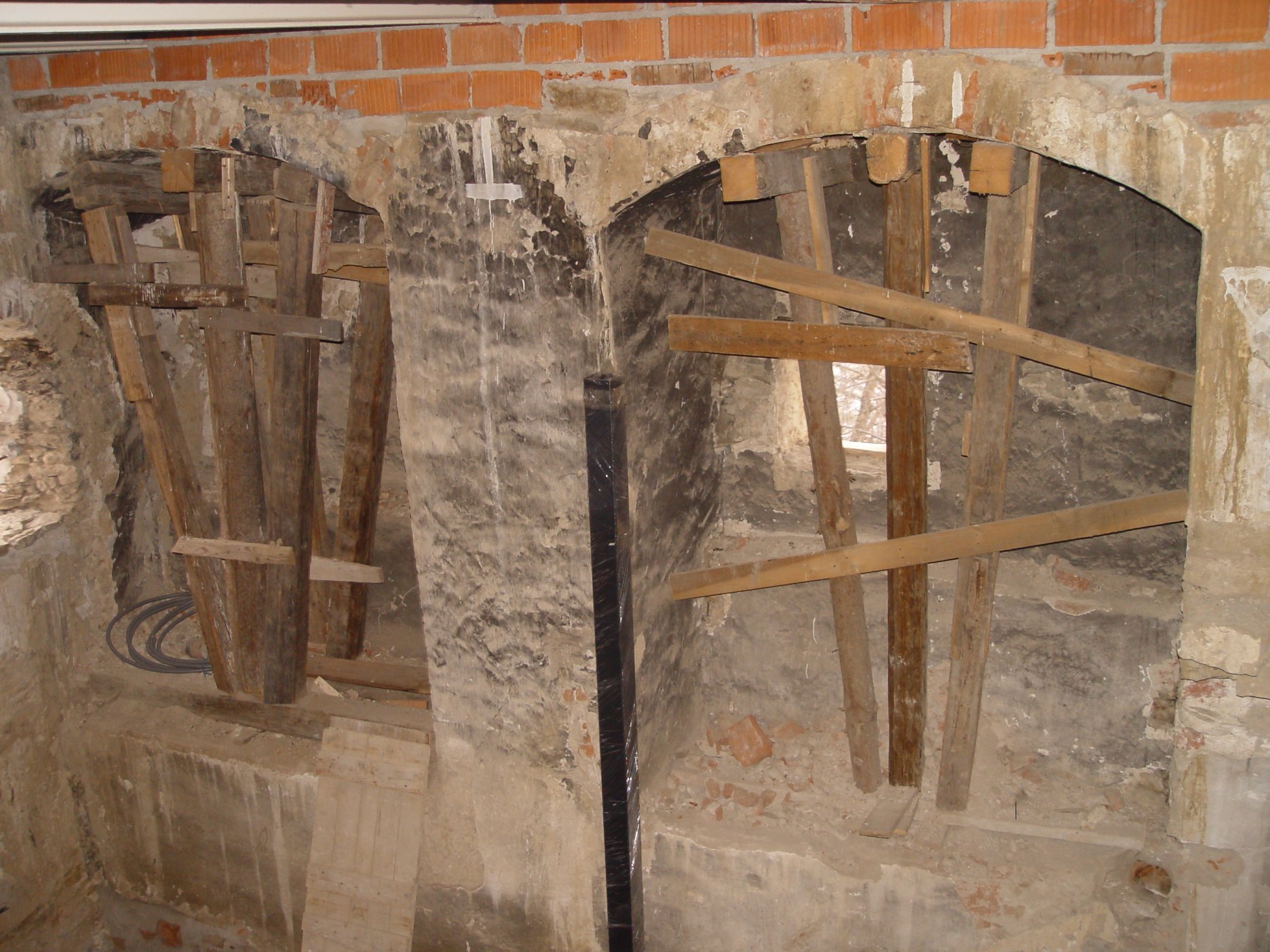 Detail historického vrstvenia (zvýšená podlaha) – sekundárne pristavené zaklenuté niky  so strieľňami v mieste staršieho dreveného podsebitia - podchytávanie počas obnovy