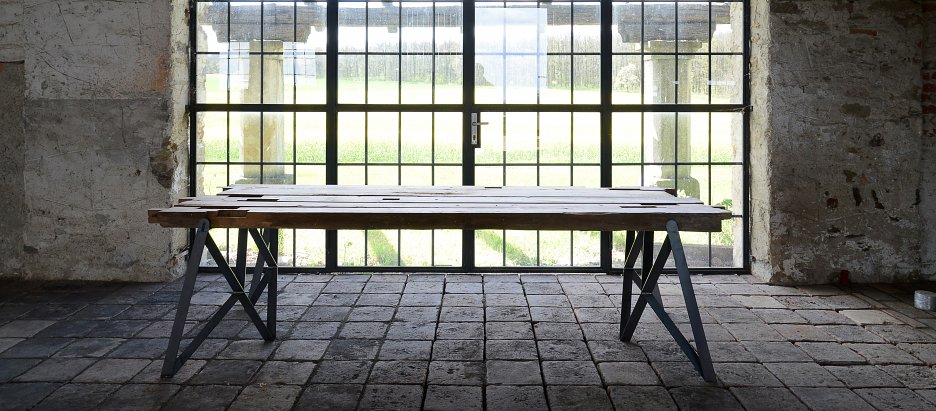 Stôl z trámov
