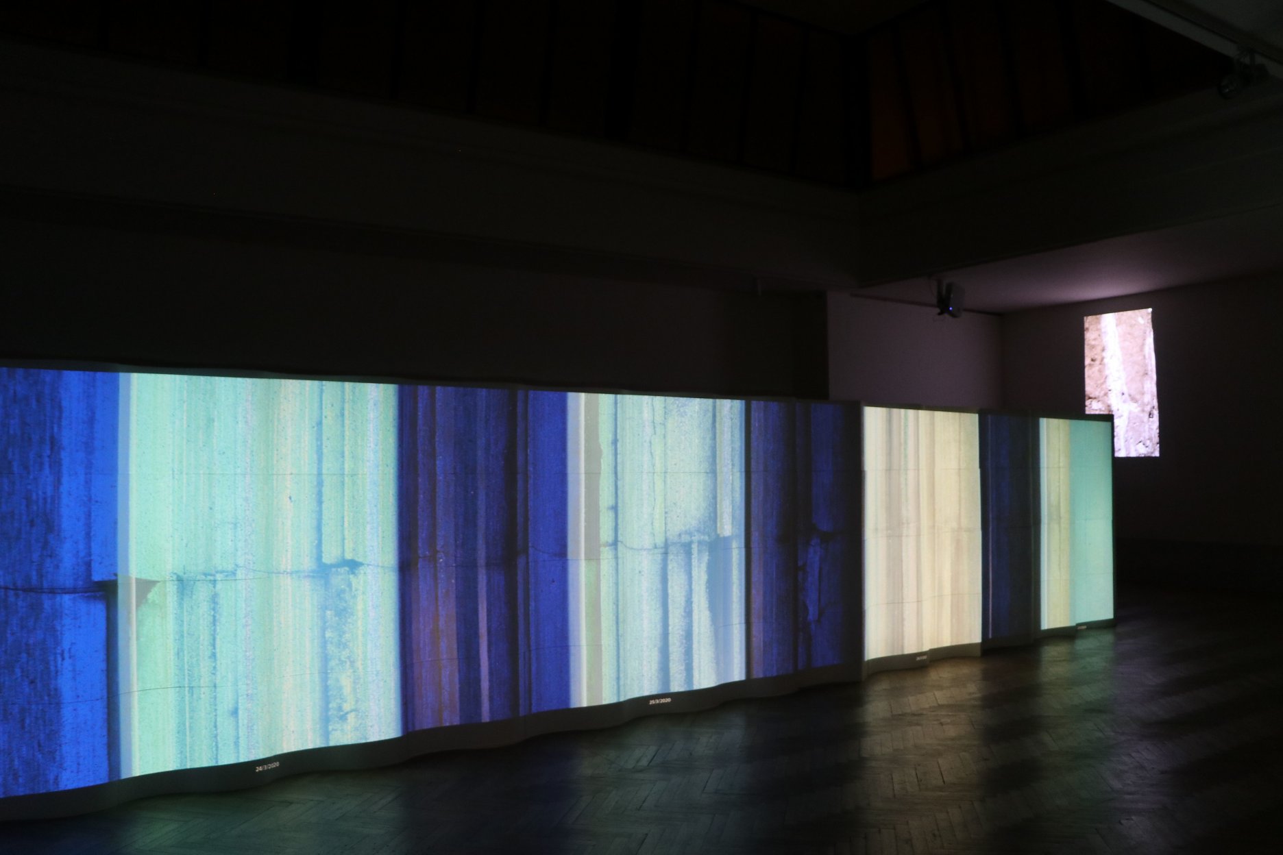 4 AM / Fórum pre architektúru a médiá - Dátové tkaniny Michala Kindernaya pre výstavu soachára Miloša Zeta v Dome umení v Brne.