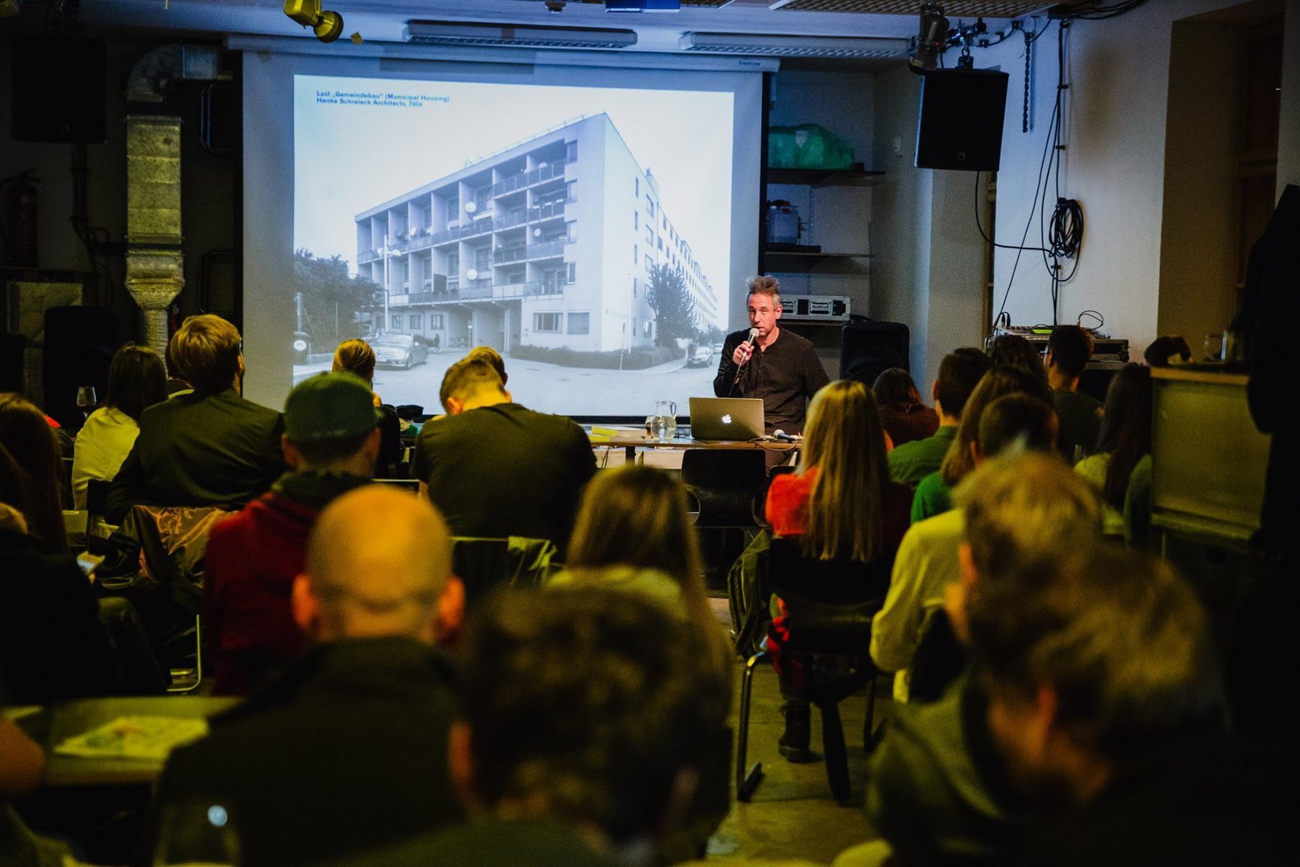 4 AM / Fórum pre architektúru a médiá - Visiting editors - prednáška v brnianskom kultúrnom priestore Praha