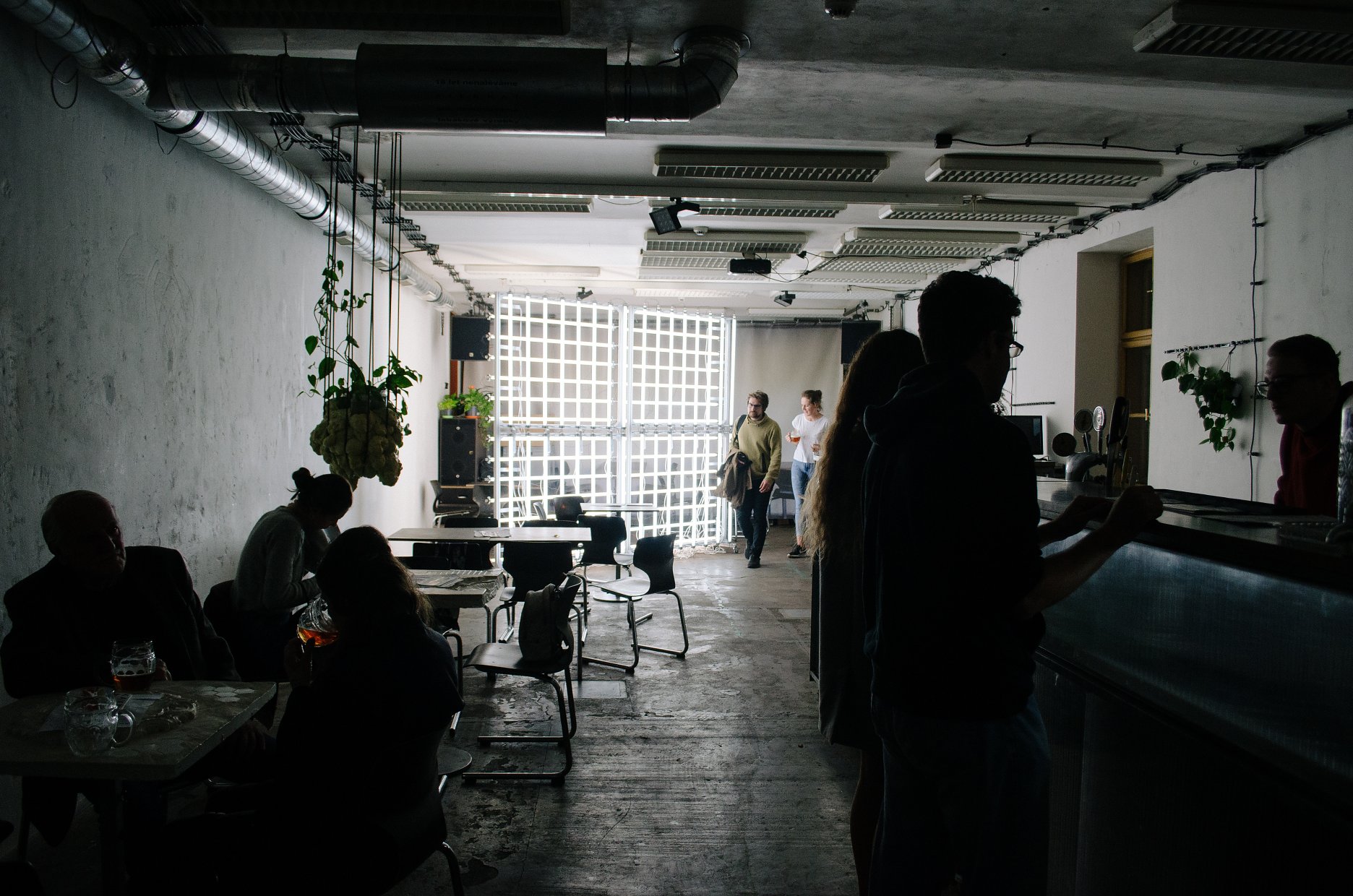 4 AM / Fórum pre architektúru a médiá - inštalácia Petra Jambora v brnianskom kultúrnom priestore "Praha"