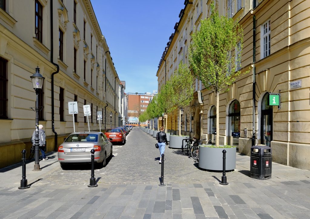 Klobúčnicka ulica – odstránené parkovacie miesta a dočasné umiestnenie stromov
