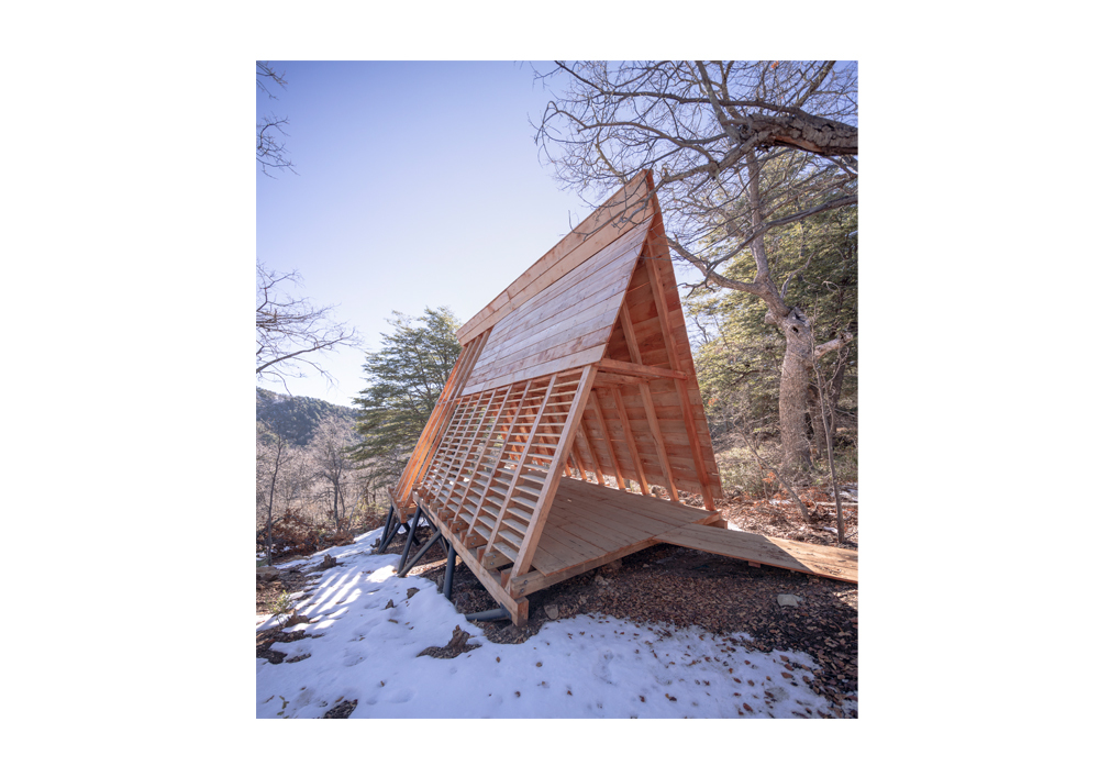 B. Snow shelter in the mountain range. Author: María Jesús Molina