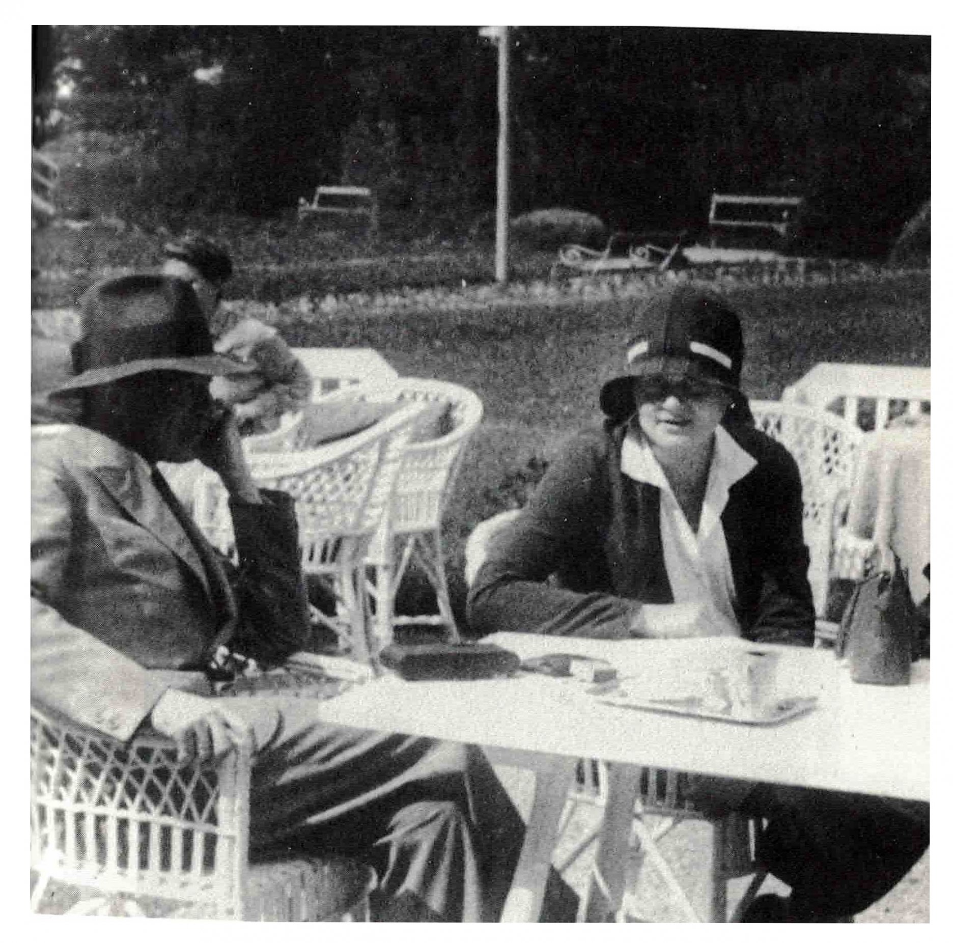 Jaromír Krejcar, Riva Krejcaorvá a Antonín Tenzer na Masarykovom nábřeží, Praha, okolo 1937 