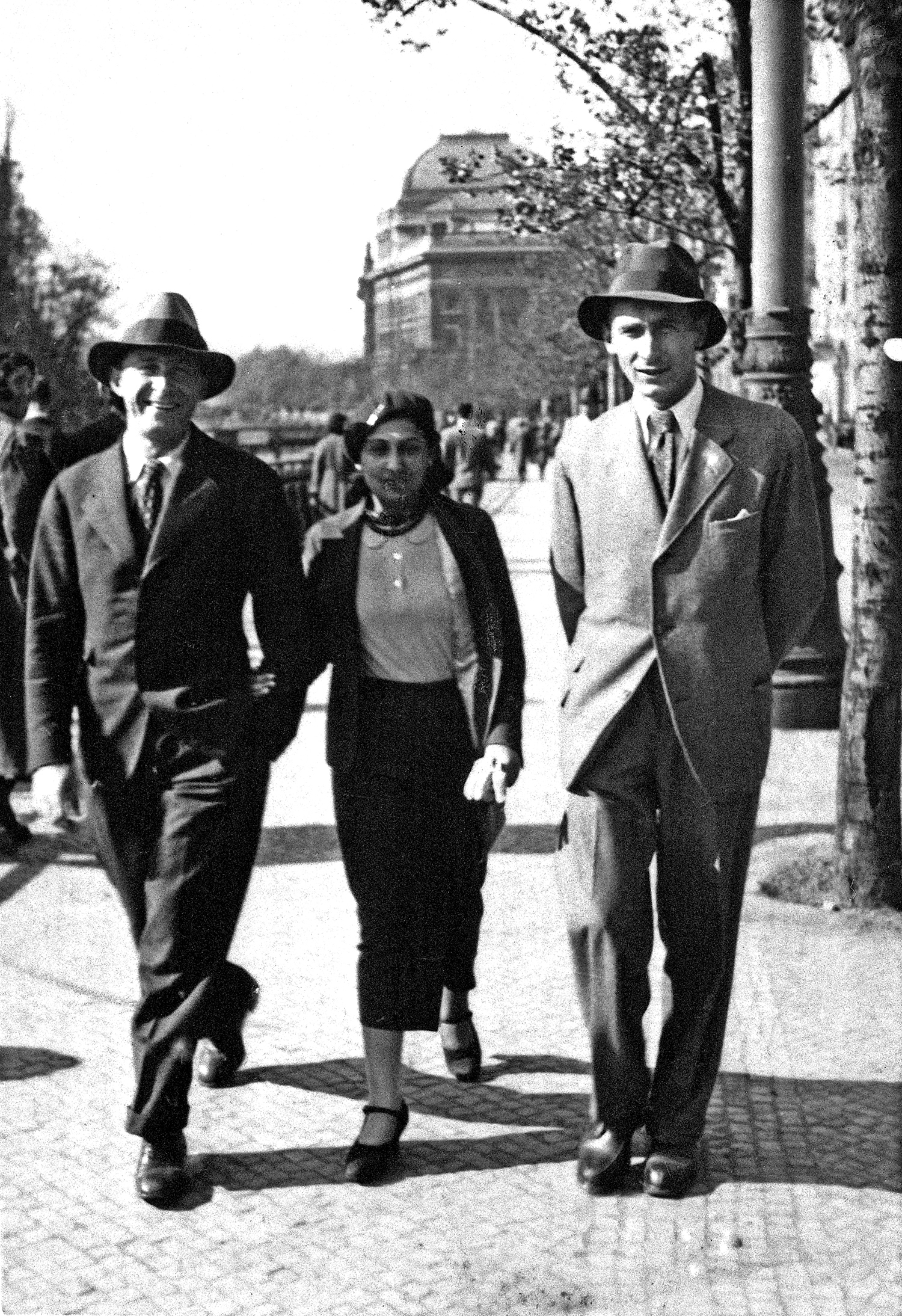 Jaromír Krejcar, Riva Krejcaorvá a Antonín Tenzer na Masarykovom nábřeží, Praha, okolo 1937