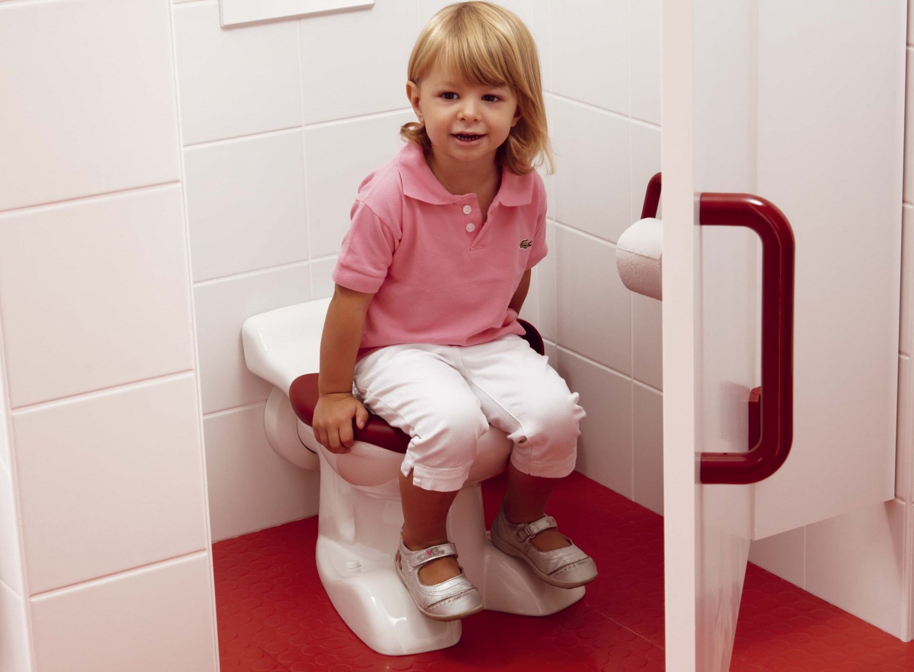 Stojacie WC s levími labkami poskytuje malým deťom oporu na nohy.