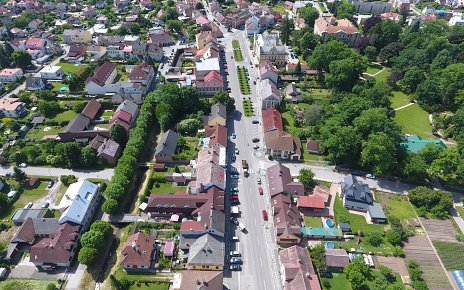 Nový mestský úrad a úpravy okolia v meste Lázně Bělohrad