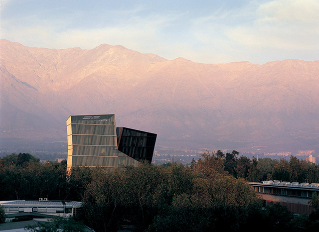 Siamese Towers, 2005, San Joaquín Campus, Universidad Católica de Chile, Santiago, Chile, University classrooms and offices. Photo by Cristobal Palma. 