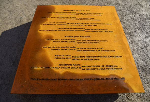 Súčasťou pomníka je tiež doska s básňou Pohreb Jana Palacha od amerického básnika Davida Shapiro. Foto: ČTK