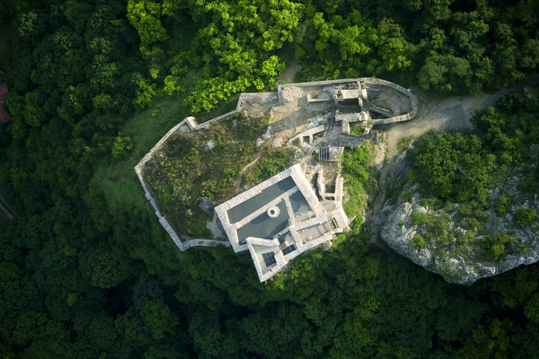 Letecká fotografia hradu počas obnovy 2010