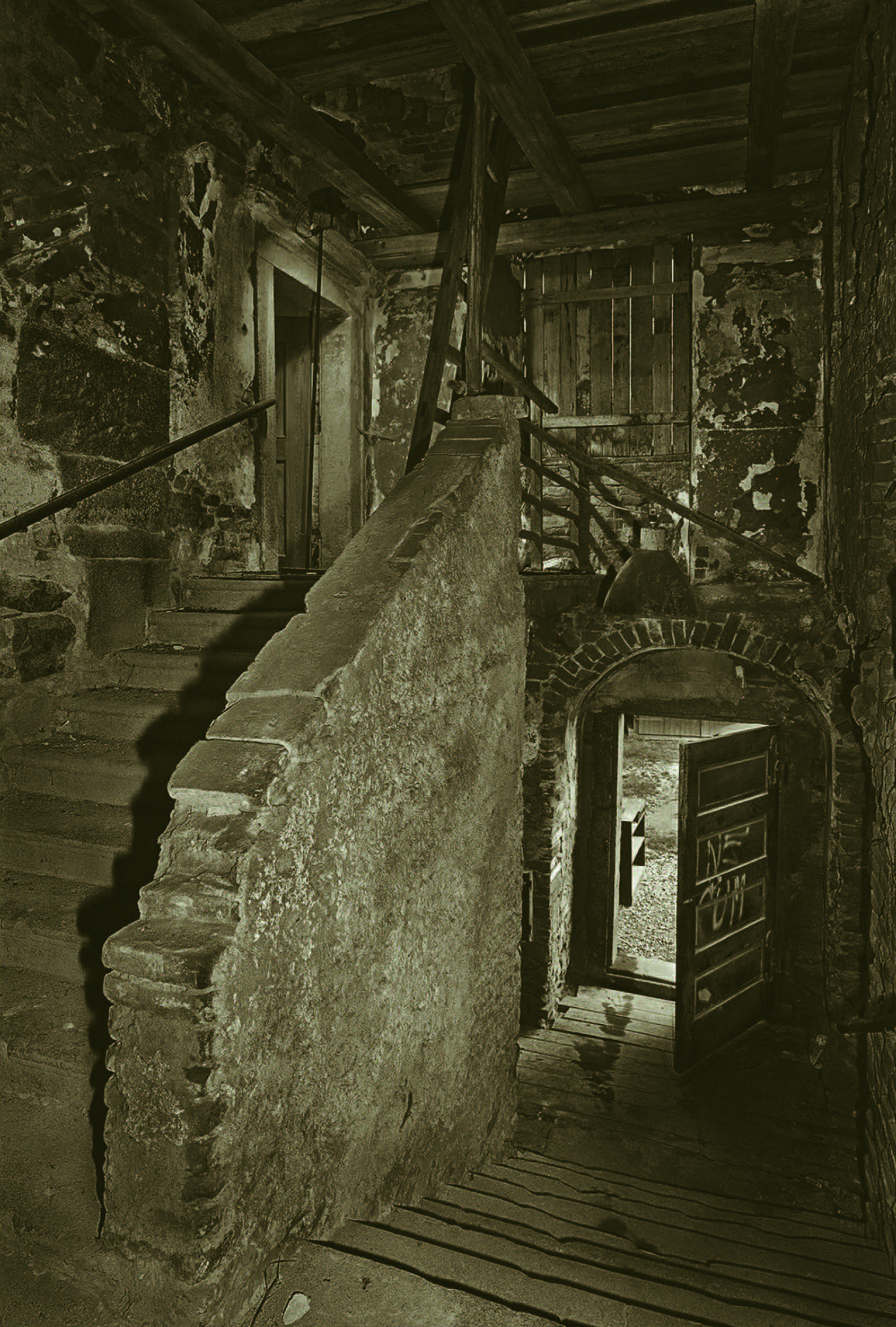1- Renesančné schodisko, stav pred obnovou