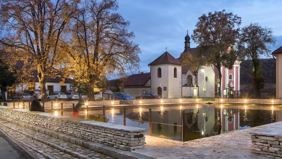 Revitalizácia historického jadra obce Tetín / Mackovič architecture