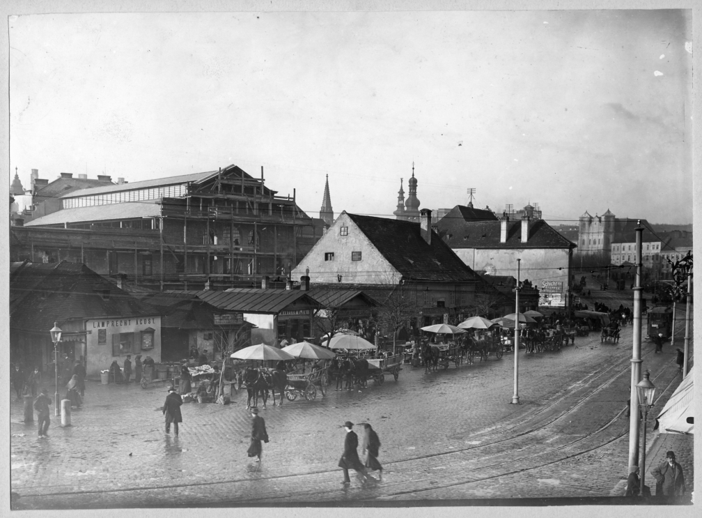 Niekdajšie Trhové námestie, ktoré vzniklo po zasypaní východnej časti priekopy mestského opevnenia, okolo roku 1909