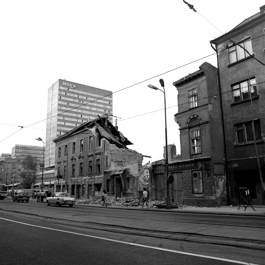 Búranie pôvodnej zástavby na Špitálskej po dokončení II. etapy výstavby obchodno-spoločenského centra, 1973