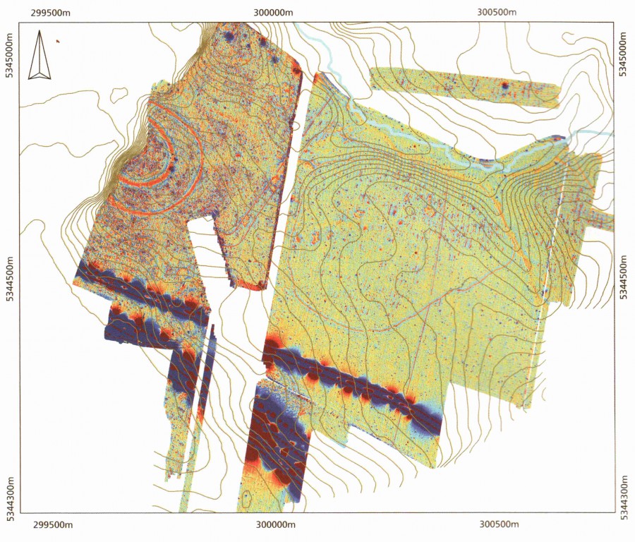 Výsledky geomagnetických meraní na Fidvári a priľahlom okolí (červenou farbou možné archeologické objekty, Bátora – Eitel – Hecht – Koch – Rassmann – Schukraft – Winkelmann 2009)