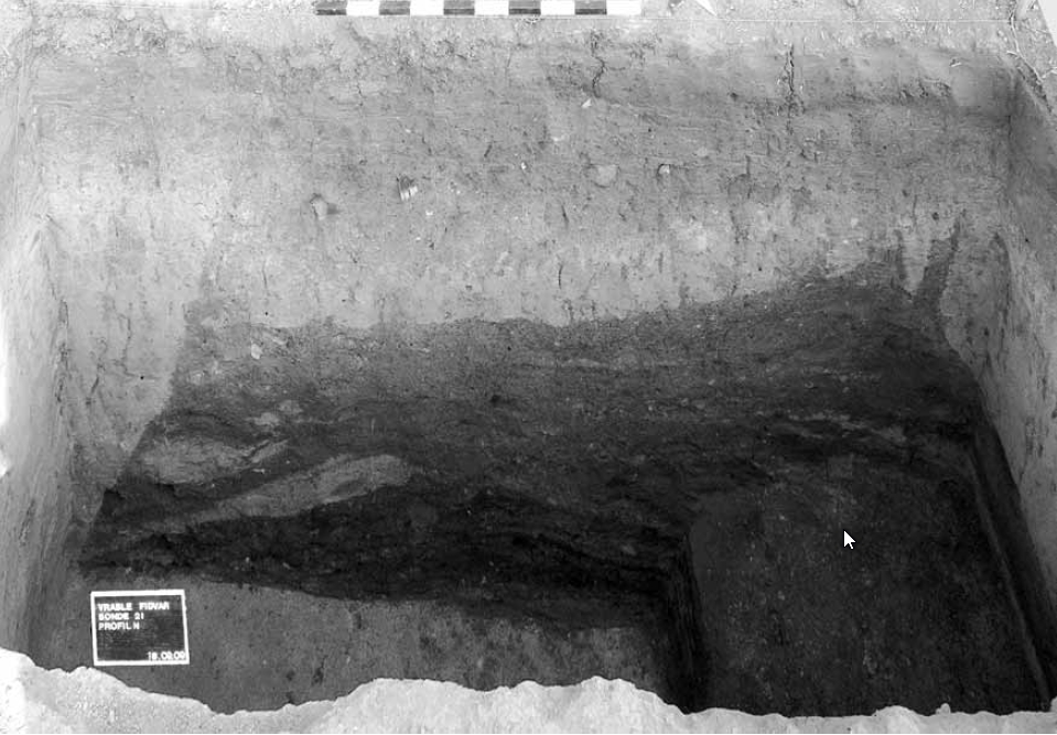 Prierez zásobnicovou jamou zo staršej doby bronzovej (Bátora – Behrens – Gresky – Ivanova – Rassmann – Tóth – Winkelmann 2012)