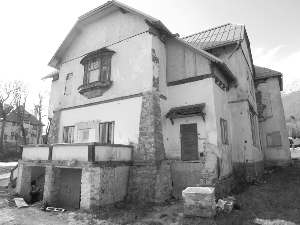 Vila pred rekonštrukciou. Pohľad od cesty , s masívom Slavkovského štítu v pozadí.
