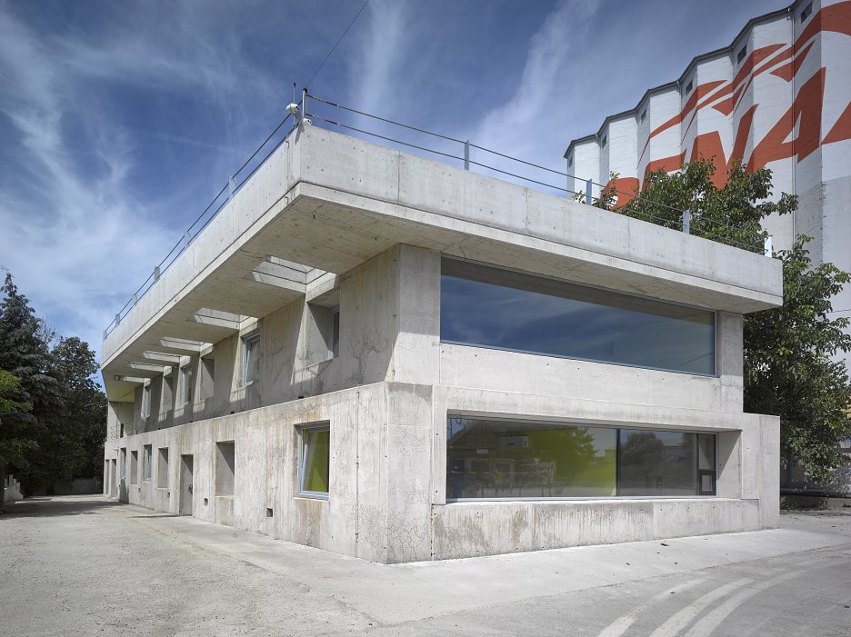 Administratívna budova v areáli betonárne, Strančice (ČR)