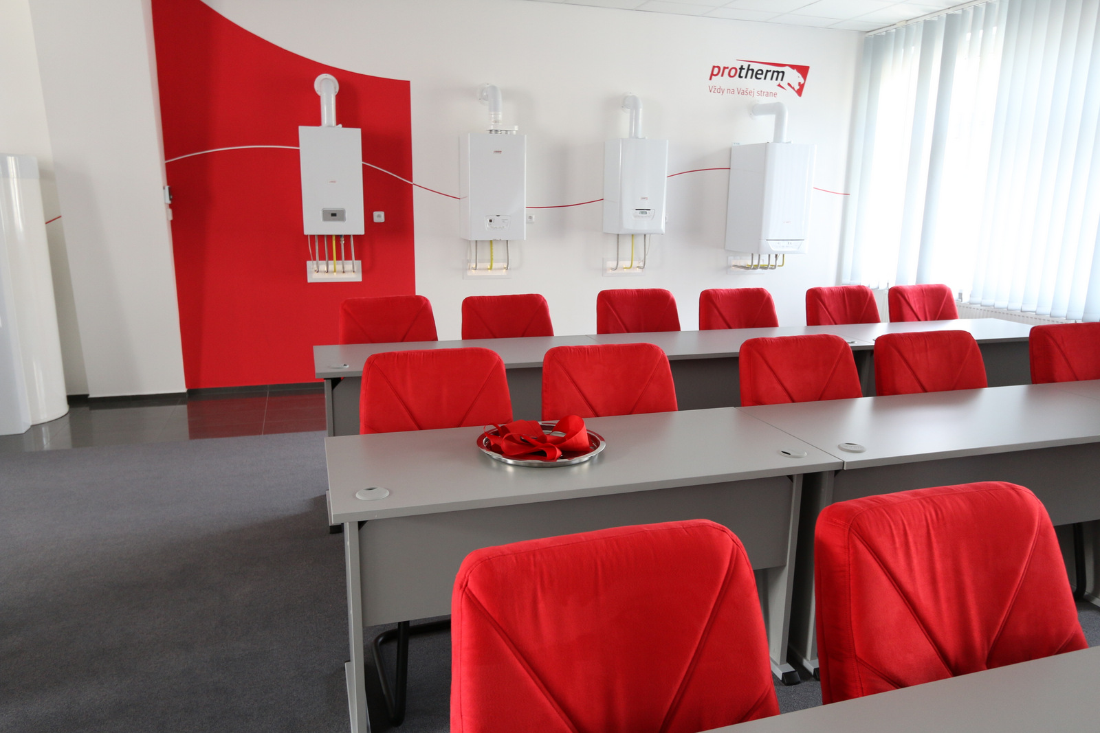 Nové školiace centrum je zariadené v červeno-bielom dizajne značky Protherm.
