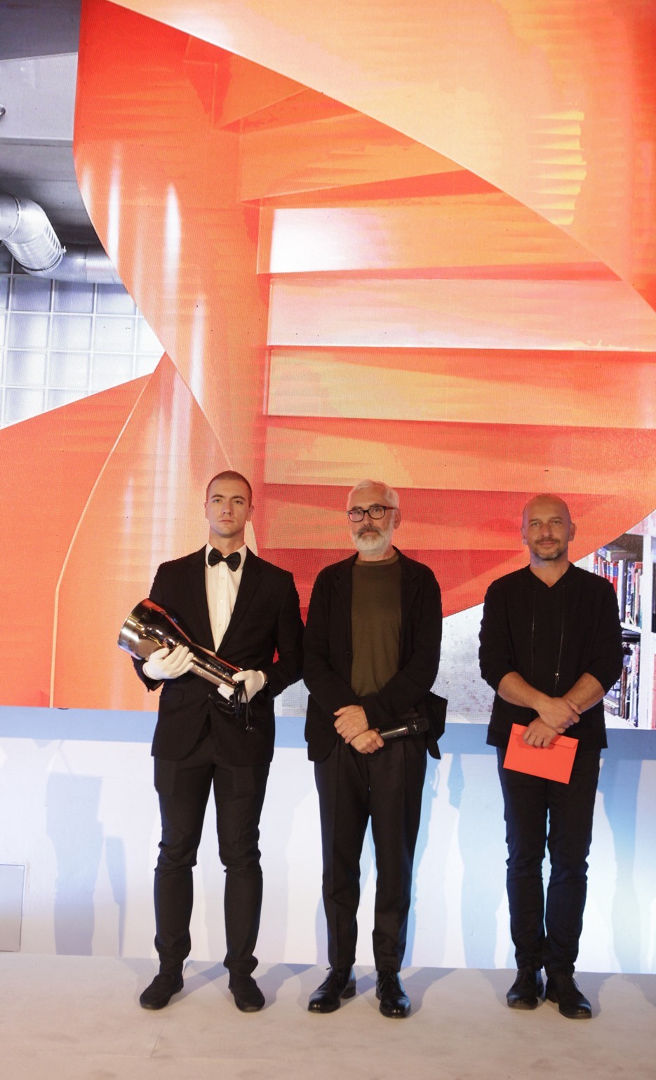 Absolútny víťaz súťaže Interiér roku 2020 architekt Rudolf Netík - Mezonet v Pražskom obecnom dvore (uprostred) a absolútny víťaz minulého ročníku súťaže Jakub Weinzettel (vpravo)