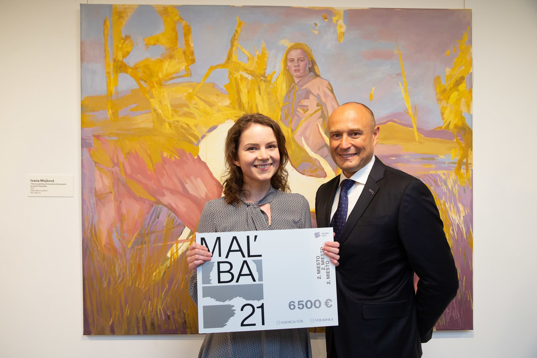 Autorka maľby, ktorá sa umiestnila na druhom mieste, Ivana Mojšová, s predsedom správnej rady Nadácie VÚB Alexandrom Reschom. 