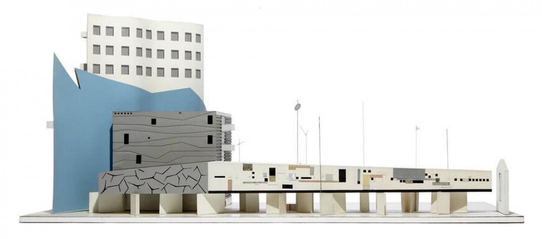 Architektonický model „BANAL ARCHITECTURE“  1980; plast. laminát, polyuretánová pena, papier a kov; Andrea Branzi (1938), Arduino Cantàfora (1945), Bruno Gregori (1954), Alessandro Guerriero( 1943) a Alessando Mendini (1931-2019)