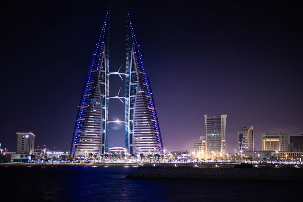 Bahrain World Trade Complex – veterné turbíny vytvárajú dojem, že budova je energeticky sebestačná, vyprodukujú však len 15 % ich spotreby energie