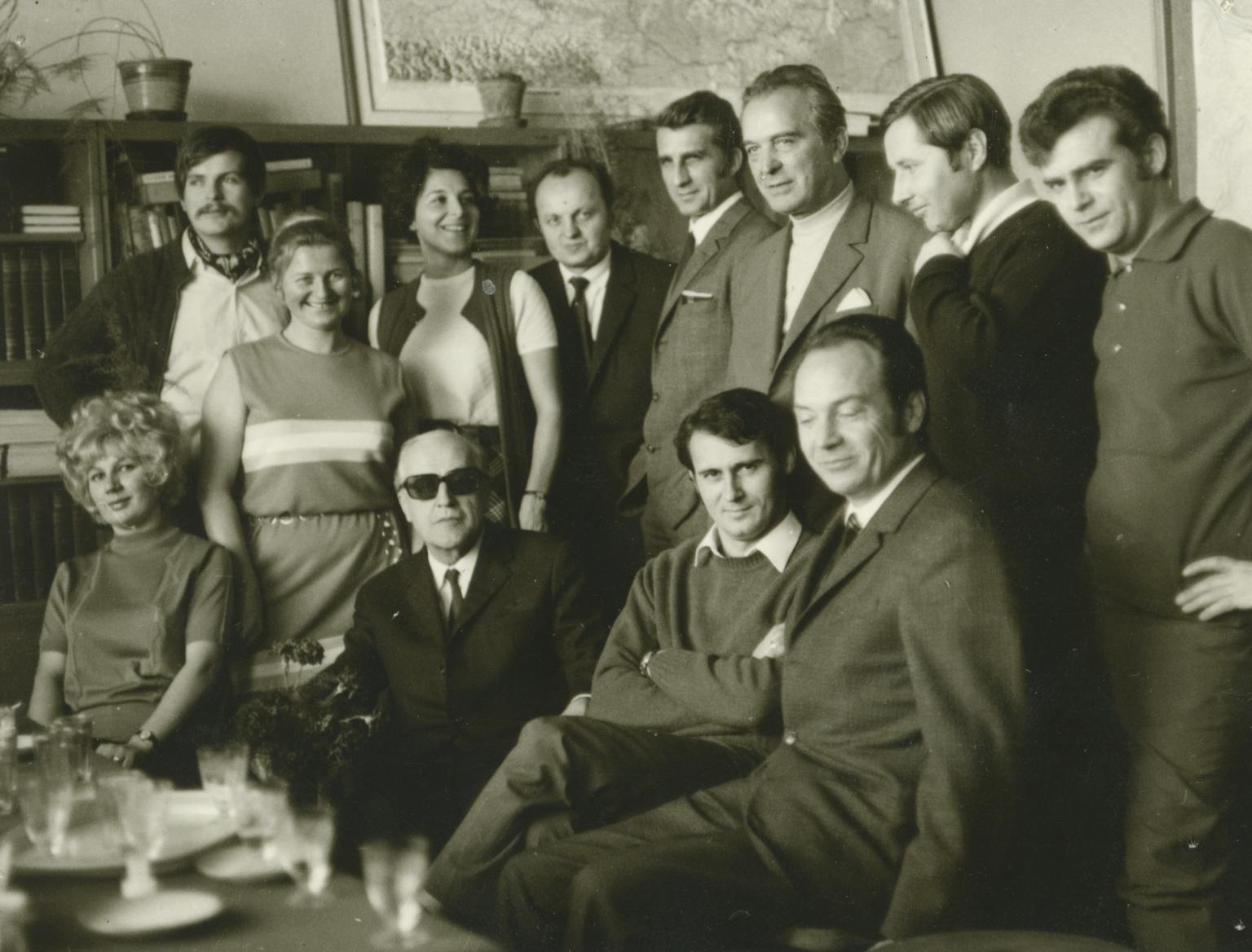 Prof. Hruška (v okuliaroch) so spolupracovníkmi Katedry urbanizmu, zľava I. Kluchová, prof.Gál, A.Longauerová, doc.Švecová, prof.Kavan, doc.Kodoň, prof.Svetlík, doc.Brath, modelár J.Balló (†),  sedia prof.Trnkus, prof.Alexy (okolo 1974, niektoré uvedené tituly sú nadobudnuté neskôr)