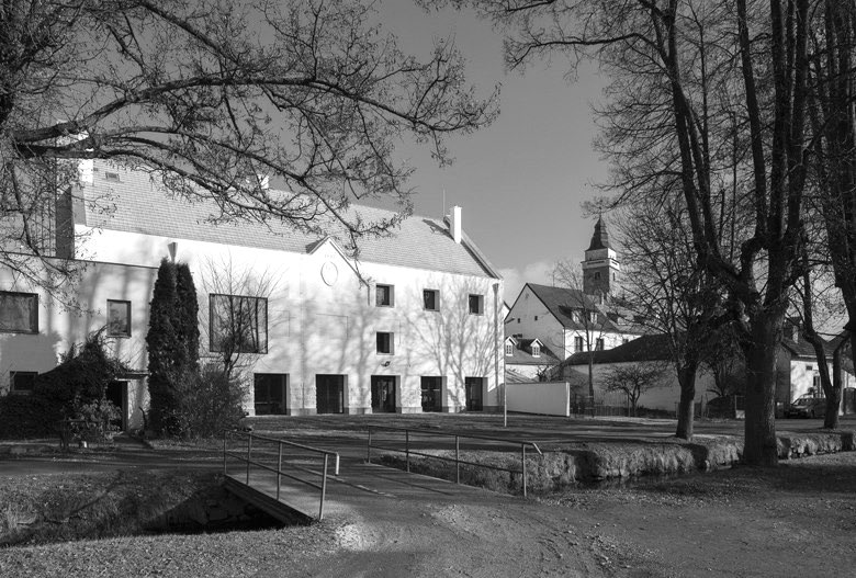 Obr 39: Spolkový dom v Slavoniciach, Česká republika, objekt zachováva hmotou kontext historického prostredia, pôvodný interiér nie je vo väčšej časti zachovaný. 