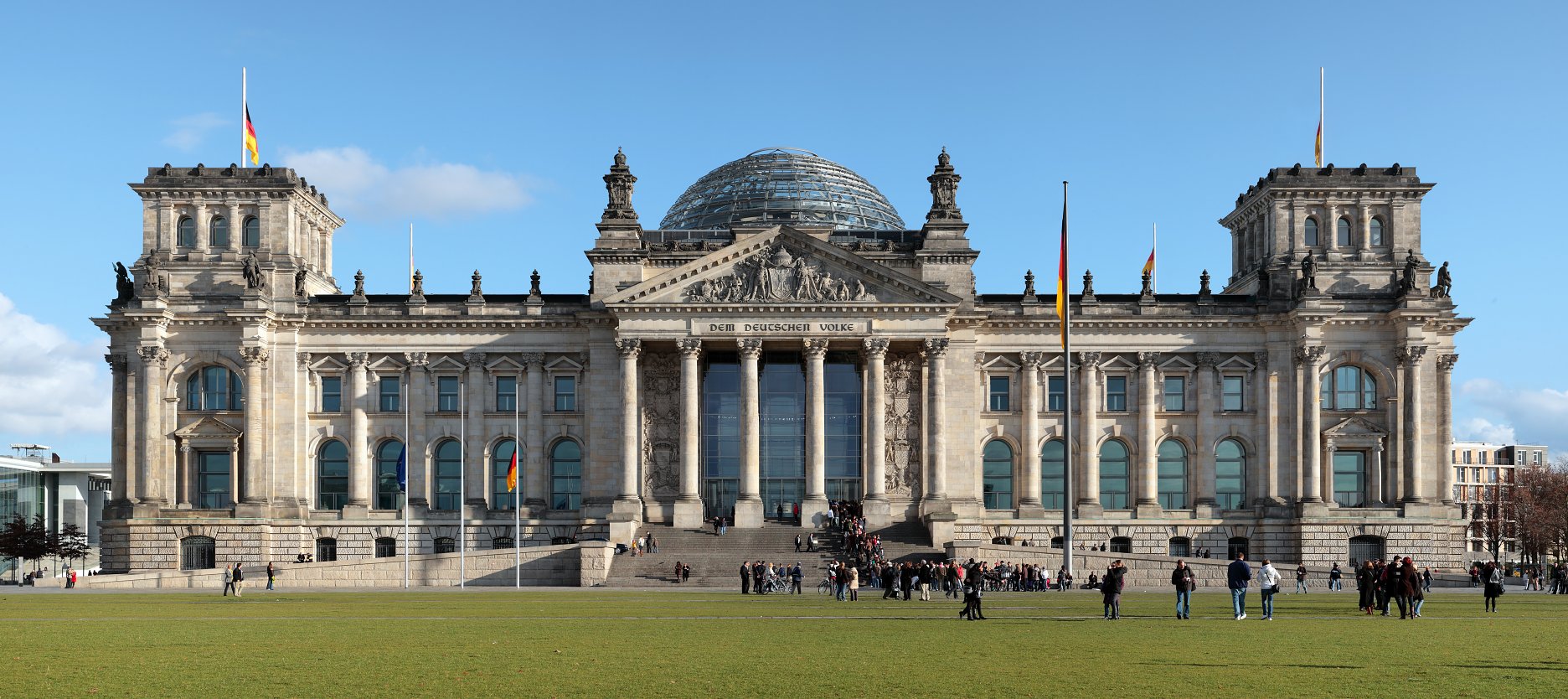 Obr. 22: Pohľad na novotvar so silným ekologickým konceptom na budove Reichstagu v Berlíne, architekt Norman Foster 