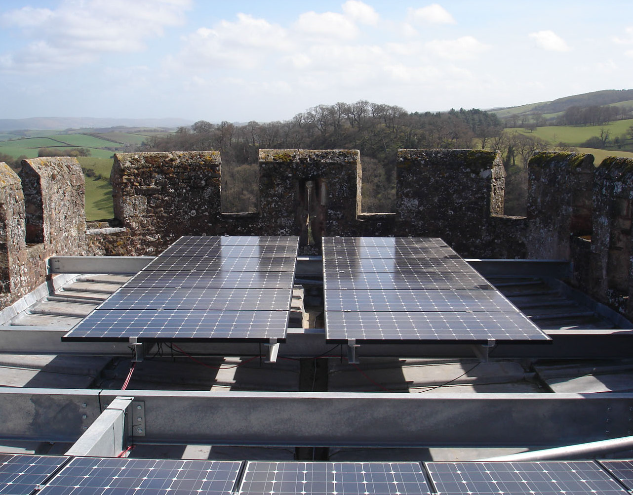 Obr. 27: Pohľad na detail strešnej roviny hradu Dunster, Anglicko s inštaláciou fotovotlických panelov v horizontálnej rovine tak, aby neboli viditeľné z celkových pohľadov na objekt s najvyšším stupňom ochrany. 